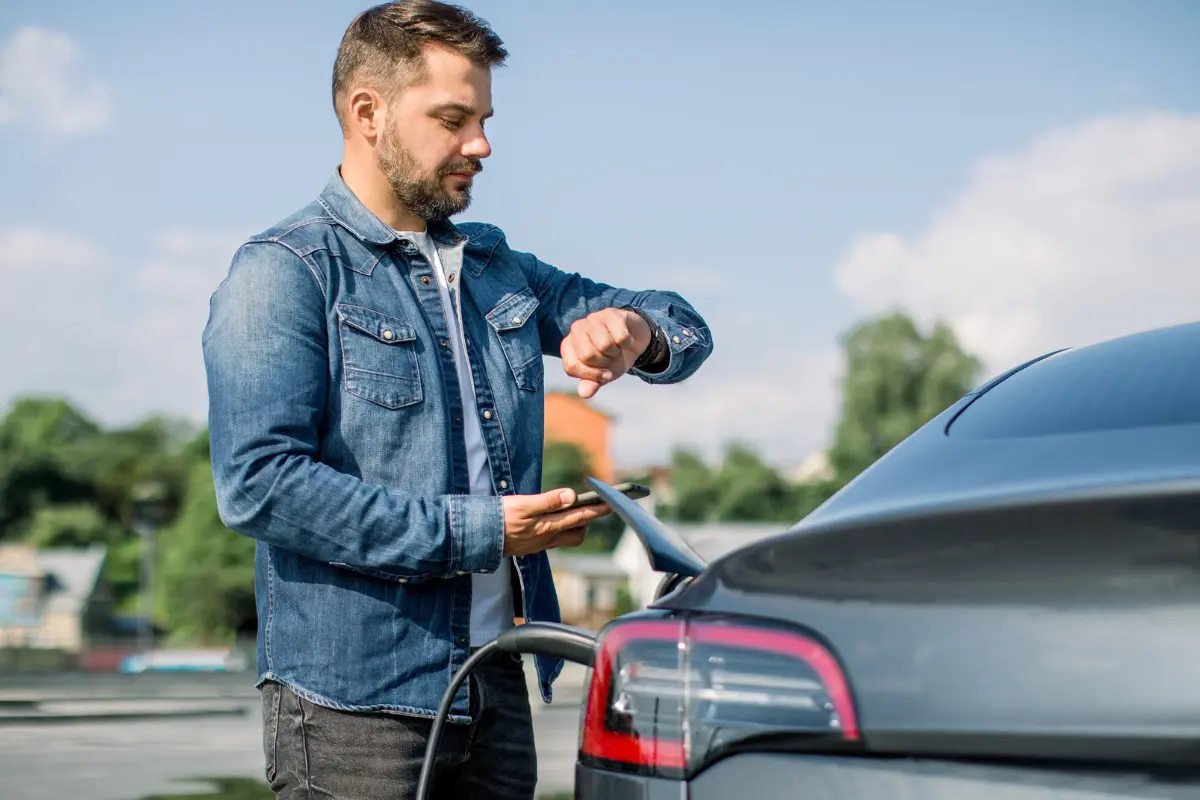 quanto tempo leva para carregar um carro elétrico